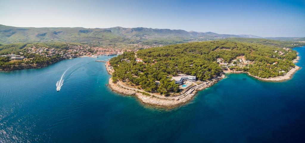 Uživajte u mediteranskom ambijentu Fontana Resorta 2* na Hvaru, gdje priroda, more i spokoj stvaraju idealne uslove za odmor!