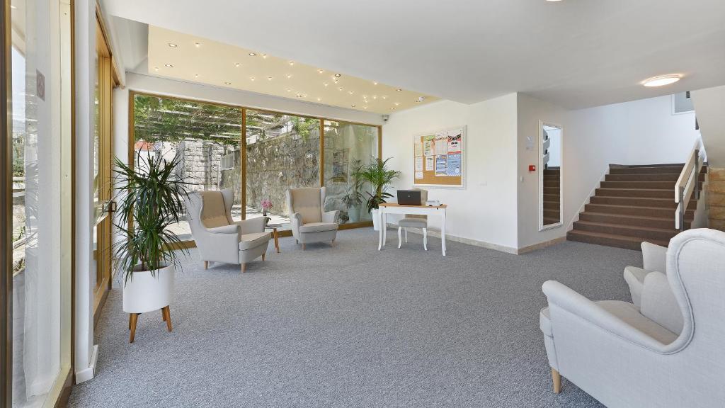 Hotel Komodor 3* – Otkrijte čari romantičnog odmora uz kristalno čisto more i bajkoviti pogled na Elafite, na poluotoku Lapad u Dubrovniku!