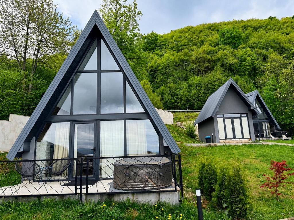 Doživite luksuzni odmor na Jahorini uz privatni jacuzzi, predivan panoramski pogled i potpunu harmoniju s netaknutom planinskom prirodom u Klek 77 Luxury Chalets!