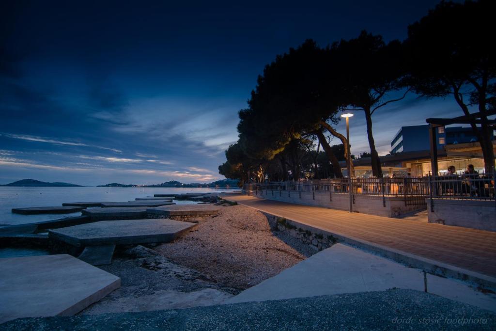 Opustite se tik uz more i uživajte u trodnevnom porodičnom odmoru uz ALL INCLUSIVE LIGHT uslugu u luksuznoj Villa Arausana & Antonina 4* u Vodicama!