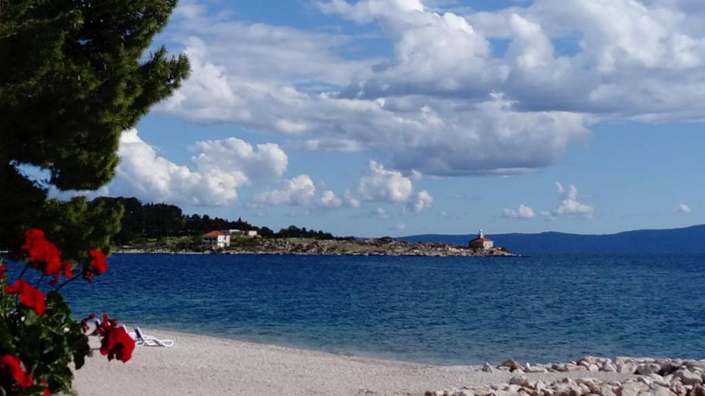 Uživajte u odmoru iz snova u Villi Katarina 4* na Makarskoj rivijeri, okruženi buđenjem prirode, mirisom mora i toplinom mediteranskog sunca!