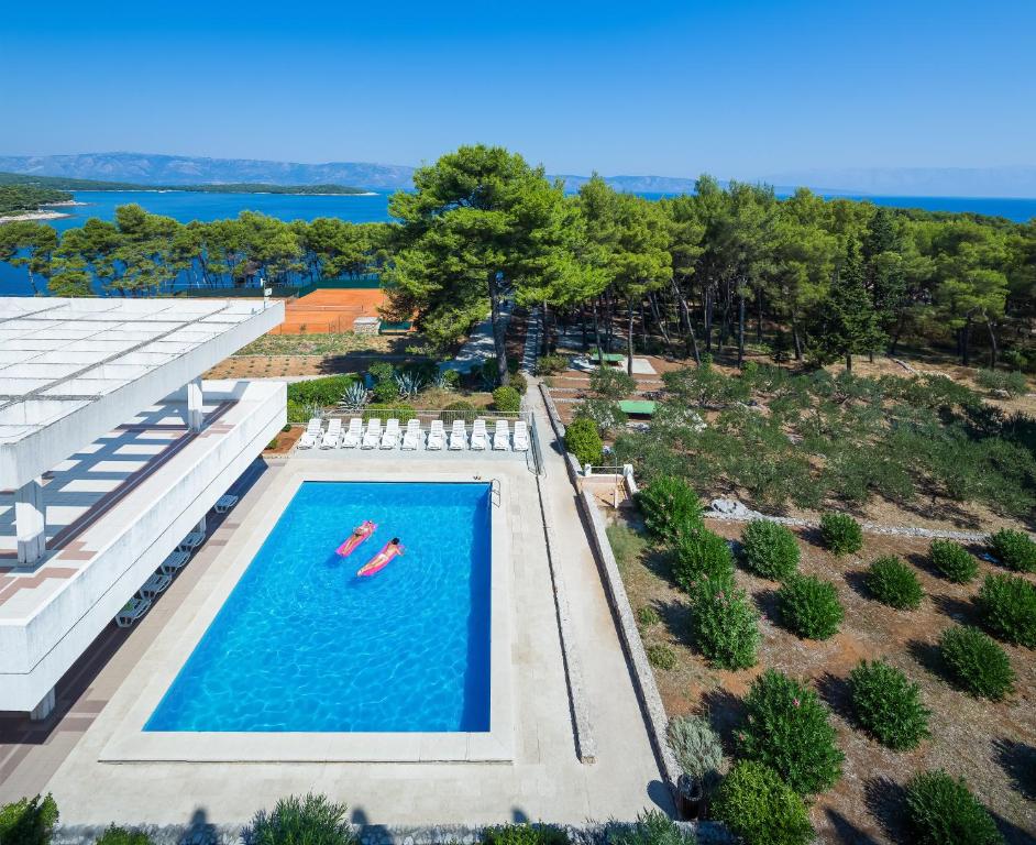 Hotel Hvar 3* I Doživite autentični mediteranski ugođaj u Jelsi gdje priroda i more pričaju svoju priču!