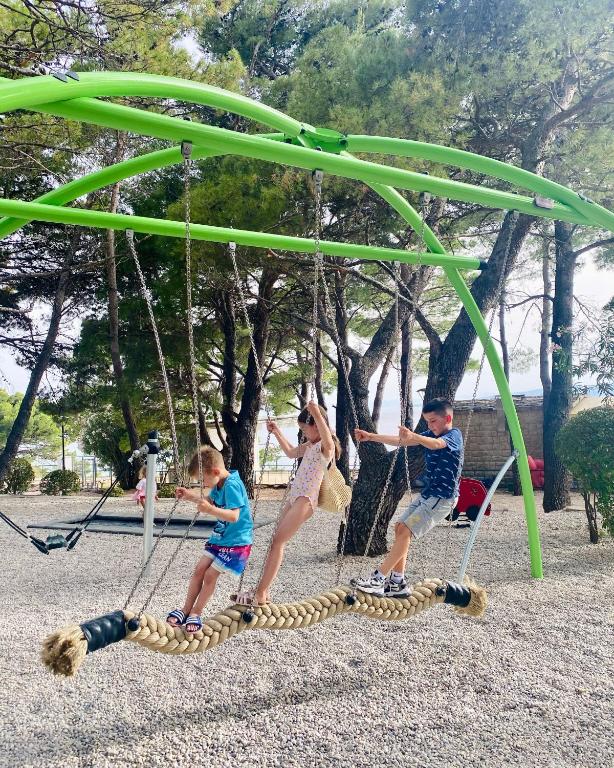 Family Resort Urania u Baškoj Vodi – savršeno mjesto za odmor u zelenoj oazi uz more, idealno za porodično uživanje, opuštanje i nezaboravne trenutke uz miris borova i šum valova!
