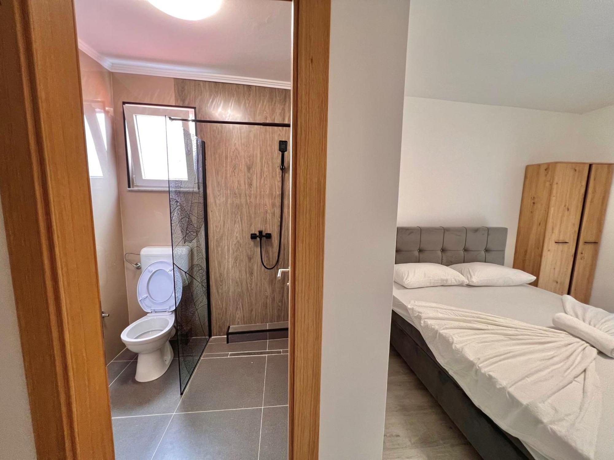 Doživite čari Mostara uz udobnost i gostoprimstvo Hotela Nur – savršeno mjesto za opuštanje, samo nekoliko minuta hoda od Starog mosta!