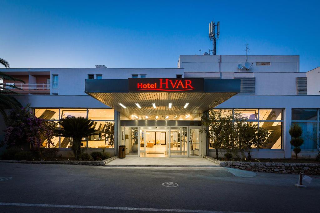 Hotel Hvar 3* I Doživite autentični mediteranski ugođaj u Jelsi gdje priroda i more pričaju svoju priču!