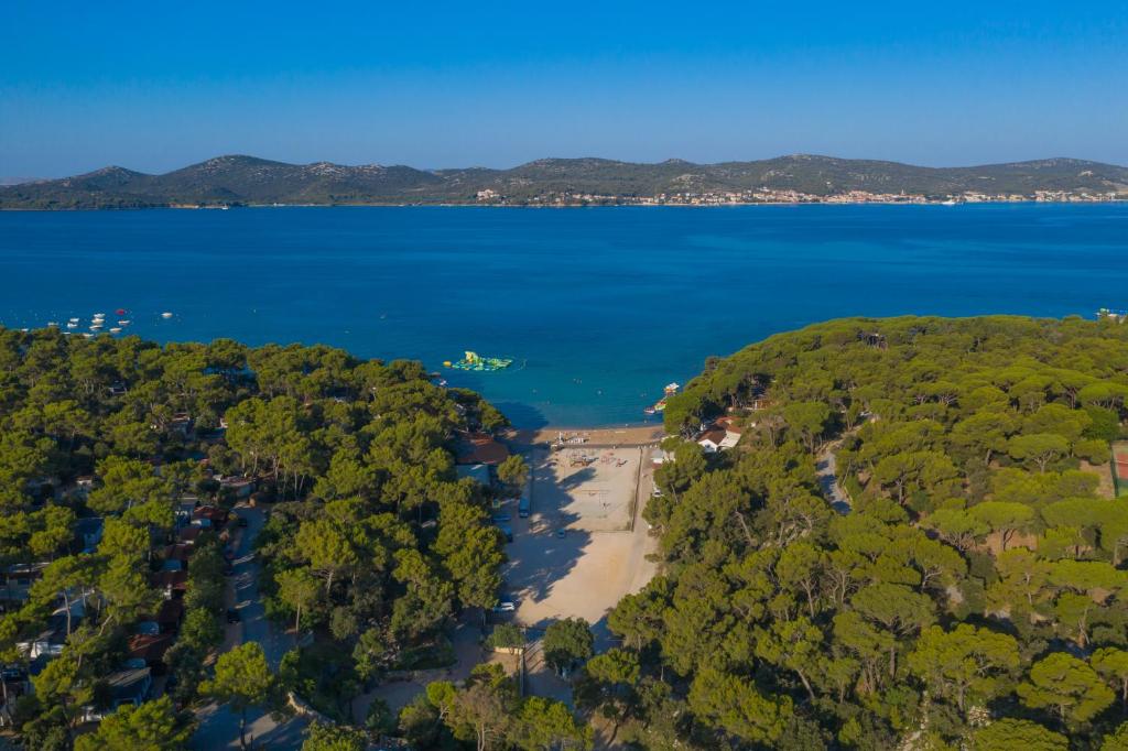 Family Hotel Adria 4* | All inclusive odmor u Biogradu na Moru – uživajte u borovoj šumi, bazenima, bogatoj animaciji i bezbrižnom odmoru za cijelu porodicu!