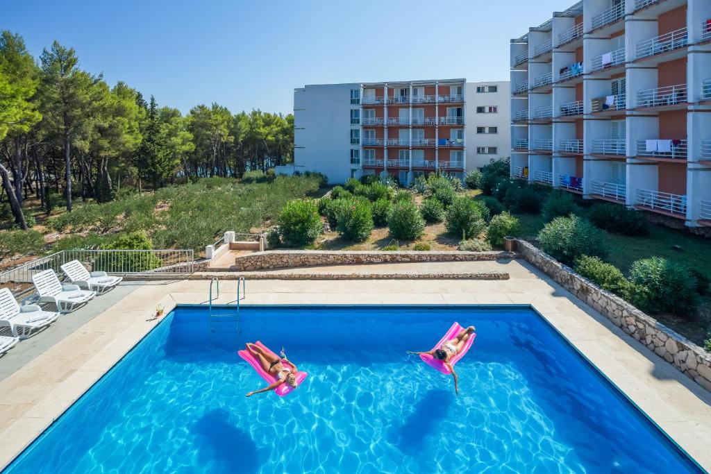 Hotel Hvar 3* I Doživite autentični mediteranski ugođaj u Jelsi gdje priroda i more pričaju svoju priču!