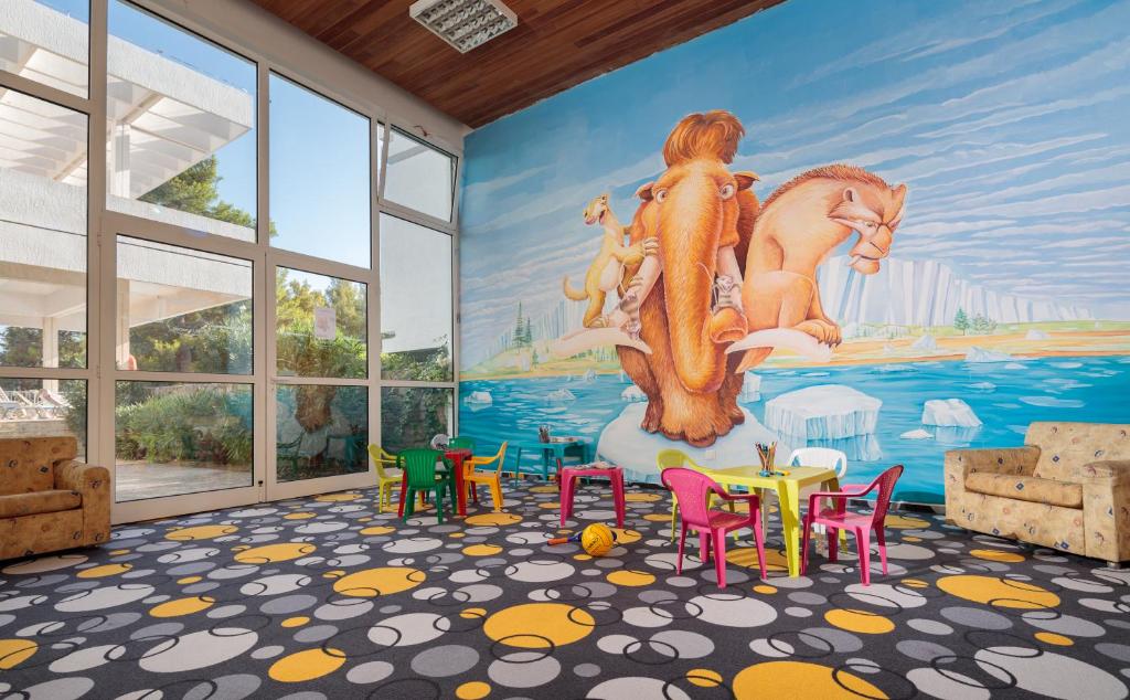 Hotel Hvar 3* I Doživite autentični mediteranski ugođaj u Jelsi gdje priroda i more pričaju svoju priču!