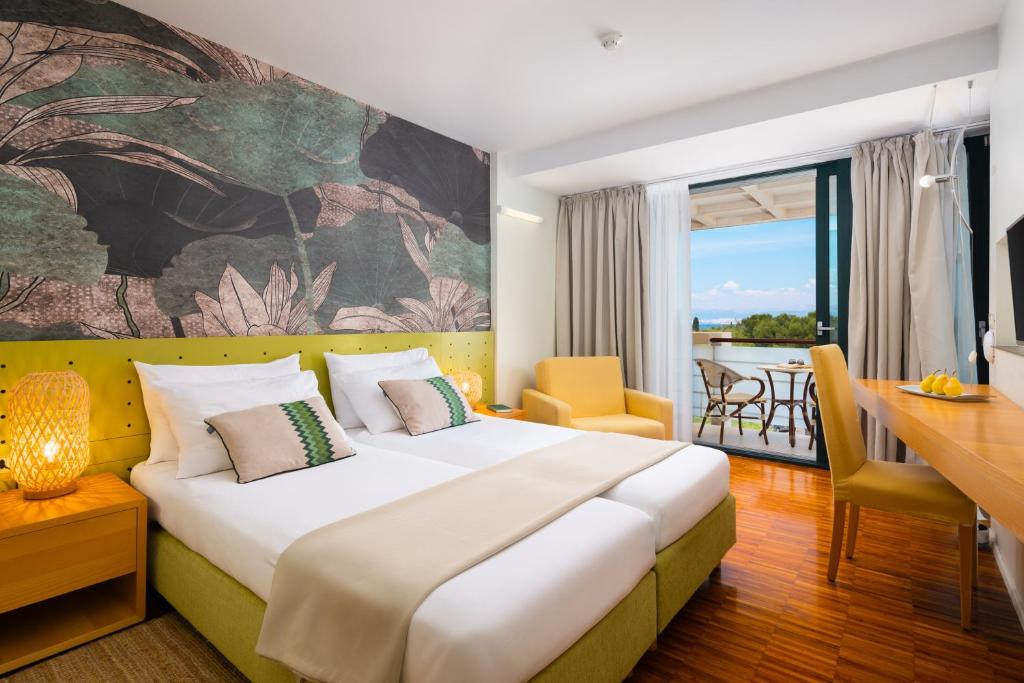 Doživite čari Brača uz miris borove šume i šum mora u Aminess Vival Velaris Resortu 4*, idealnom za opuštajući odmor!