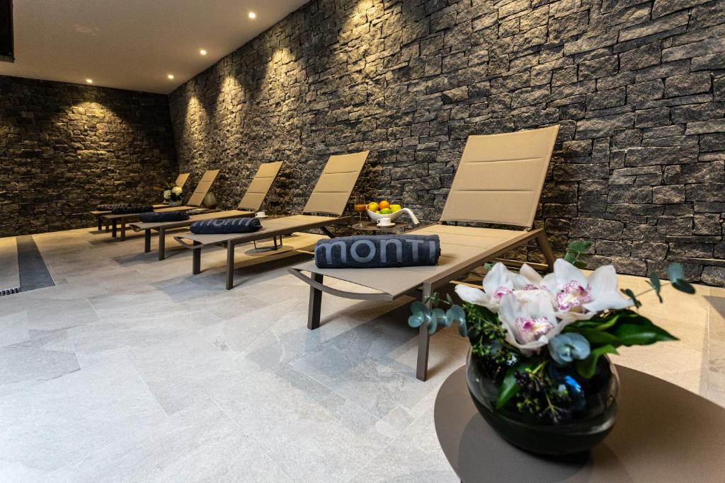 Uživajte u savršenom spoju planinskog mira, vrhunskog komfora i potpunog opuštanja u Hotelu Monti Spa & Wellness 4* na veličanstvenom Igmanu!