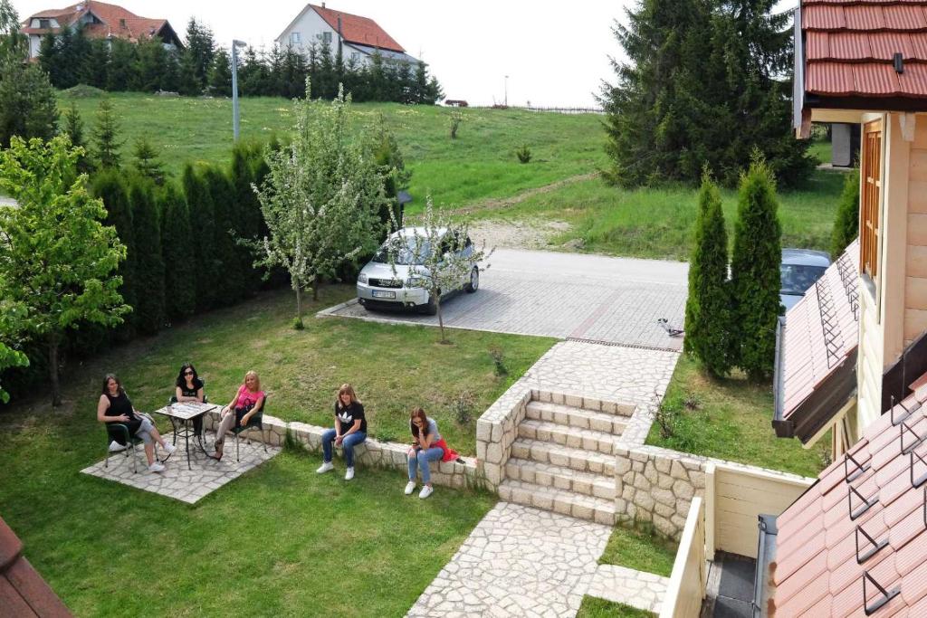Otkrijte savršeno mjesto za odmor u Apartmanima Bohemia na Zlatiboru, uz mirnu atmosferu, svjež zrak i brojne mogućnosti za uživanje u prirodi!