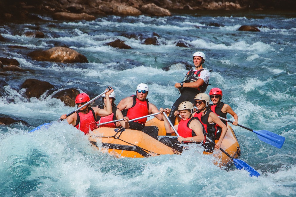 Kamp Highlander I Spoj adrenalina i mira uz rafting na Tari i boravak u čarobnim drvenim bungalovima!