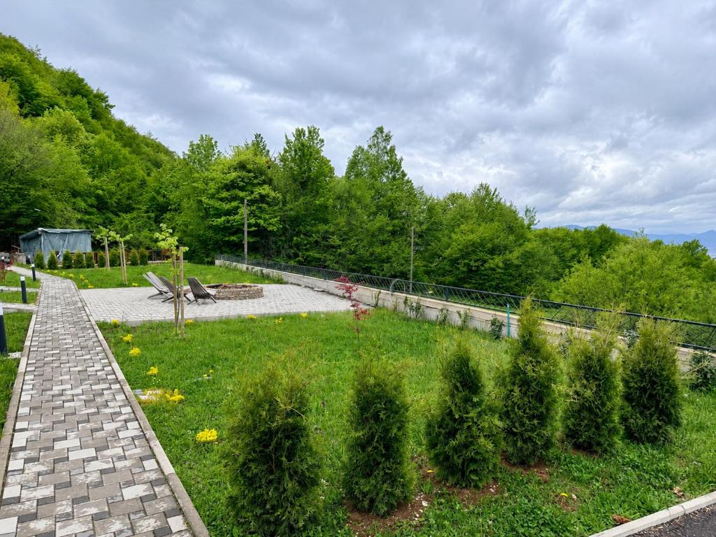 Doživite luksuzni odmor na Jahorini uz privatni jacuzzi, predivan panoramski pogled i potpunu harmoniju s netaknutom planinskom prirodom u Klek 77 Luxury Chalets!