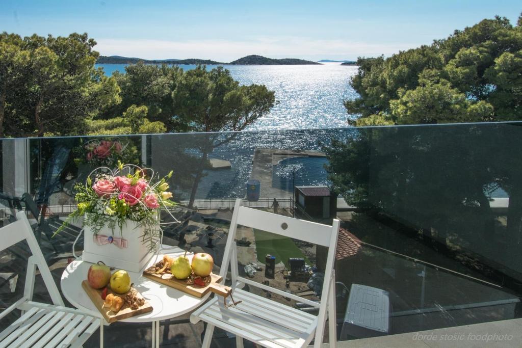 Prepustite se opuštanju uz more, vrhunsku udobnost i ALL INCLUSIVE LIGHT uslugu u Villi Arausana & Antonina 4* ili Villi Arausa 4* u Vodicama!