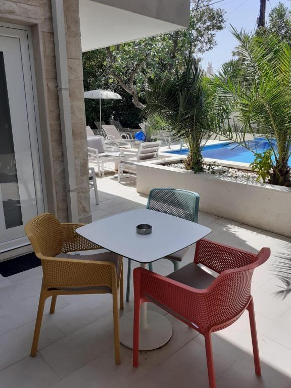 Uživajte u odmoru iz snova u Villi Katarina 4* na Makarskoj rivijeri, okruženi buđenjem prirode, mirisom mora i toplinom mediteranskog sunca!