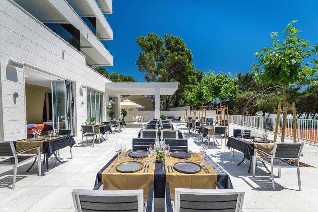 Uživajte u Makarskoj, moru i mirisima Mediterana – očekuje vas opuštajući odmor u Hotelu Mirjam 4* uz prekrasan ambijent, vrhunsku udobnost i trenutke za pamćenje!