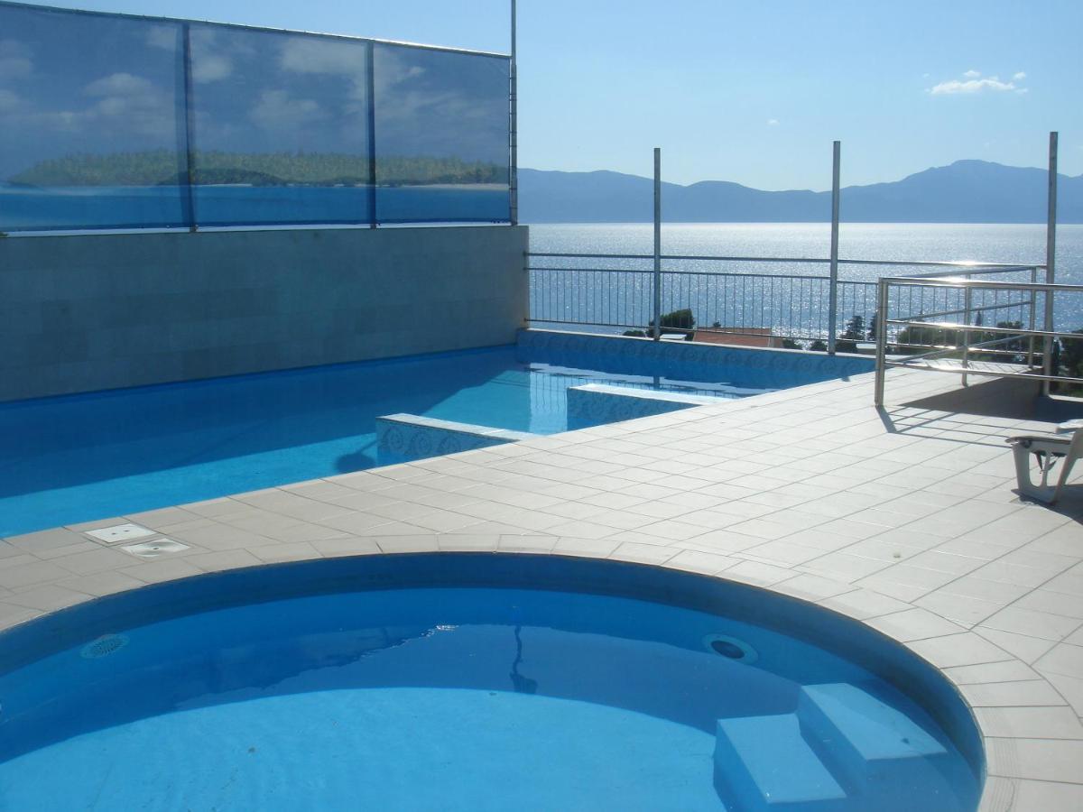 Gradac u najljepšem izdanju – uživajte u kristalno čistom moru, romantičnom ambijentu i udobnosti Aparthotela Pecić!
