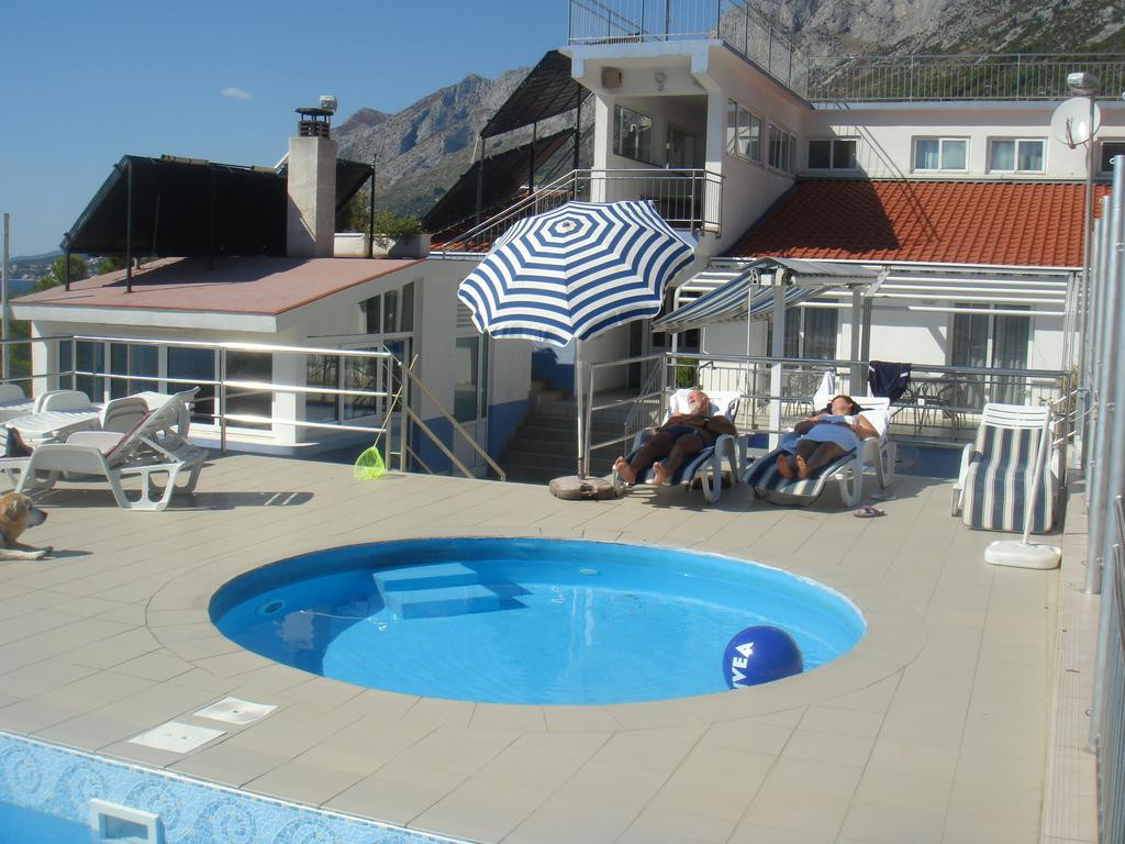 Neka Vam biserno more i toplo septembarsko sunce budu odmor za dušu i tijelo uz trodnevno uživanje koje Vas očekuje u apartmanima Aparthotela Pecić, Gradac!