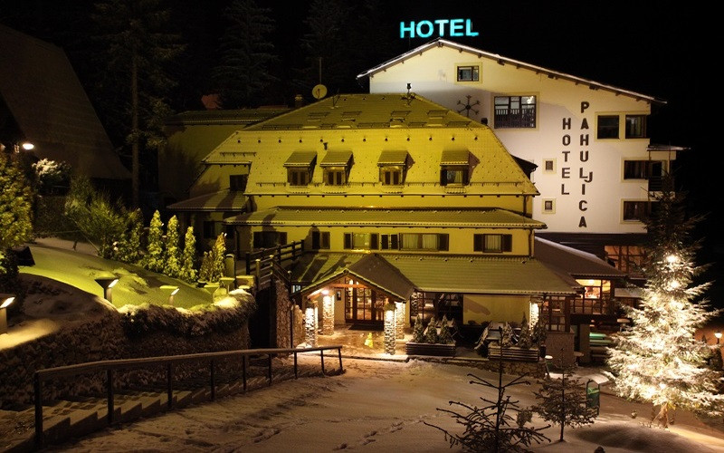 Posjetite planinu Vlašić i osjetite planinsku idilu sa Vama dragom osobom, gdje Hotel Pahuljica 4* započinje svoju divnu priču i promoviše ljubav prema prirodi!